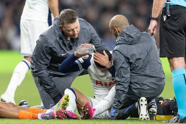Tottenham Hotspur v Eintracht Frankfurt, UEFA Europa League, Quarter-Final, Leg 1 of 2, Football, The Tottenham Hotspur Stadium, London, UK - 10 Apr 2025 Pedro Porro of Tottenham Hotspur receives treatment on the pitch after clashing with Nathaniel Brown of Eintracht Frankfurt London Tottenham Hotspur Stadium London GBR, UK NEWSPAPERS OUT Copyright: xEllixBirchx