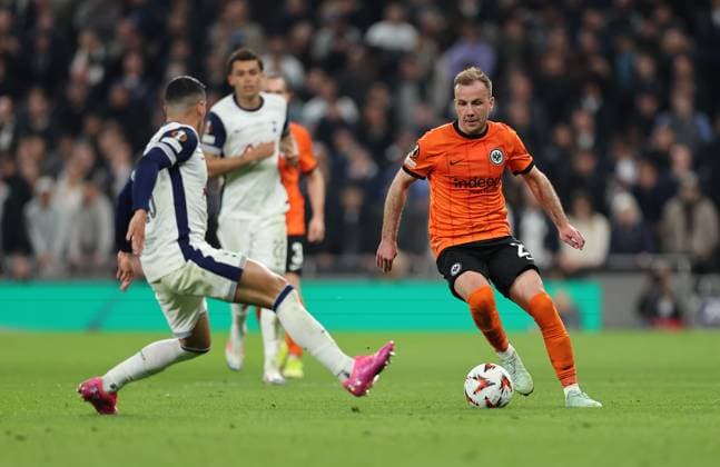 10 04 2025, Football UEFA Europa League quarter-final first leg, Tottenham Hotspur Eintracht Frankfurt, emonline, emspor, v l , Pedro Porro Tottenham Hotspur , Mario Götze Eintracht Frankfurt DFL DFB REGULATIONS PROHIBIT ANY USE OF PHOTOGRAPHS AS IMAGE SEQUENCES AND OR QUASI VIDEO xdcx Copyright: HMBxMedia Claus