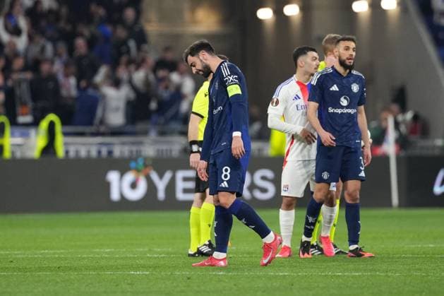 Bruno Fernandes of Man Utd looks disappointed at the final whistle after his side concedes a last minute equaliser Olympique Lyonnais v Manchester United, ManU UEFA Europa League, Quarter Final, First Leg, Football, Groupama Stadium, Lyon, France - 10 Apr 2025 EDITORIAL USE ONLY No use with unauthorised audio, video, data, fixture lists, club league logos or live services. Online in-match use limited to 120 images, no video emulation. No use in betting, games or single club league player publications.  Copyright: xDavexWinter Shutterstockx 15243617di