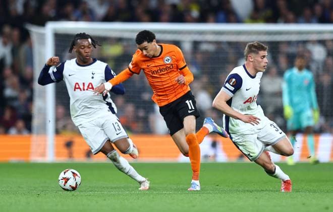 Hugo Ekitike of Eintracht Frankfurt run past Destiny Udogie of Tottenham Hotspur and Micky van de Ven of Tottenham Hotspur Tottenham Hotspur v Eintracht Frankfurt, UEFA Europa League, Quarter Final, First Leg, Football, Tottenham Hotspur Stadium, London, UK - 10 Apr 2025 EDITORIAL USE ONLY No use with unauthorised audio, video, data, fixture lists, club league logos or live services. Online in-match use limited to 120 images, no video emulation. No use in betting, games or single club league player publications. Copyright: xMichaelxZemanek Shutterstockx 15243632dq