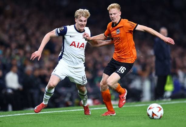 Lucas Bergvall of Tottenham Hotspur competes for the ball with Hugo Larsson of Eintracht Frankfurt Tottenham Hotspur v Eintracht Frankfurt, UEFA Europa League, Quarter Final, First Leg, Football, Tottenham Hotspur Stadium, London, UK - 10 Apr 2025 EDITORIAL USE ONLY No use with unauthorised audio, video, data, fixture lists, club league logos or live services. Online in-match use limited to 120 images, no video emulation. No use in betting, games or single club league player publications. Copyright: xMichaelxZemanek Shutterstockx 15243632dw