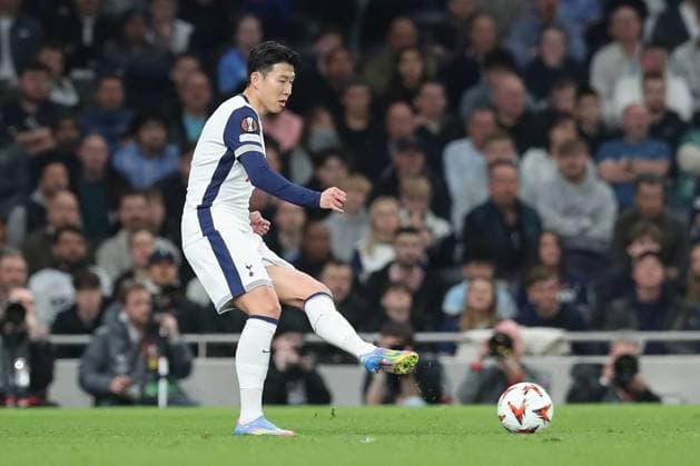 10 04 2025, xtgx, Football UEFA Europa League, Tottenham Hotspur Eintracht Frankfurt, v l Heung Min Son Tottenham, 7 DFL DFB REGULATIONS PROHIBIT ANY USE OF PHOTOGRAPHS as IMAGE SEQUENCES and or QUASI VIDEO London
