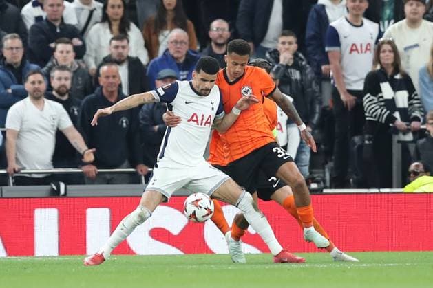 10 04 2025, xtgx, Football UEFA Europa League, Tottenham Hotspur Eintracht Frankfurt, v l Cristian Romero Tottenham, 17 , Tuta Frankfurt, 35 duel, duel, fight, tackle DFL DFB REGULATIONS PROHIBIT ANY USE OF PHOTOGRAPHS as IMAGE SEQUENCES and or QUASI VIDEO London