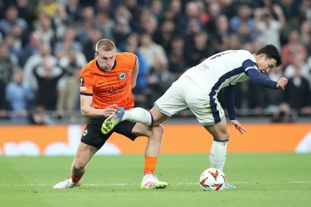 10 04 2025, xtgx, Football UEFA Europa League, Tottenham Hotspur Eintracht Frankfurt, v l Rasmus Kristensen Frankfurt, 13 , Heung Min Son Tottenham, 7 duel, duel, fight, tackle DFL DFB REGULATIONS PROHIBIT ANY USE OF PHOTOGRAPHS as IMAGE SEQUENCES and or QUASI VIDEO London
