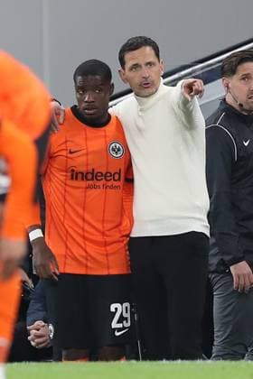 10 04 2025, xtgx, Football UEFA Europa League, Tottenham Hotspur Eintracht Frankfurt, v l Niels Nkounkou Frankfurt, 29 , Dino Toppmoeller Toppmöller, Frankfurt, Trainer gibt Anweisungen, gestikuliert mit den Armen, gesticulate, gives instructions DFL DFB REGULATIONS PROHIBIT ANY USE OF PHOTOGRAPHS as IMAGE SEQUENCES and or QUASI VIDEO London