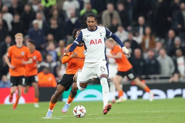 10 04 2025, xtgx, Football UEFA Europa League, Tottenham Hotspur Eintracht Frankfurt, v l Djed Spence Tottenham, 24 DFL DFB REGULATIONS PROHIBIT ANY USE OF PHOTOGRAPHS as IMAGE SEQUENCES and or QUASI VIDEO London