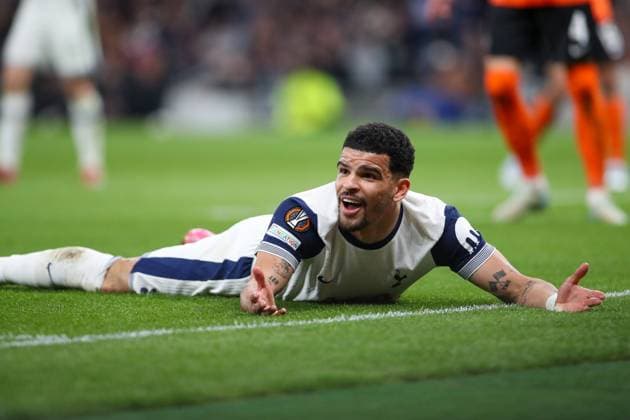 Sport Bilder des Tages Dominic Solanke of Tottenham Hotspur on the floor looking at the linesman after being pushed Tottenham Hotspur v Eintracht Frankfurt, Football, UEFA Europa League, Tottenham Hotspur Stadium, London, UK - 10 04 2025 Editorial use only  Copyright: xAnthonyxHanc Shutterstockx 15247844ay