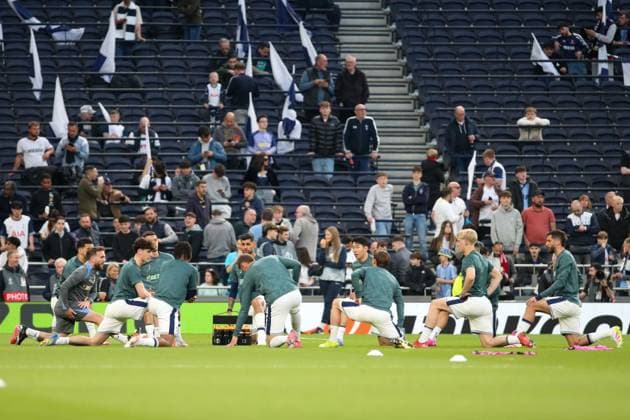 Tottenham Hotspur players stretching Tottenham Hotspur v Eintracht Frankfurt, Football, UEFA Europa League, Tottenham Hotspur Stadium, London, UK - 10 04 2025 Editorial use only  Copyright: xAnthonyxHanc Shutterstockx 15247844co