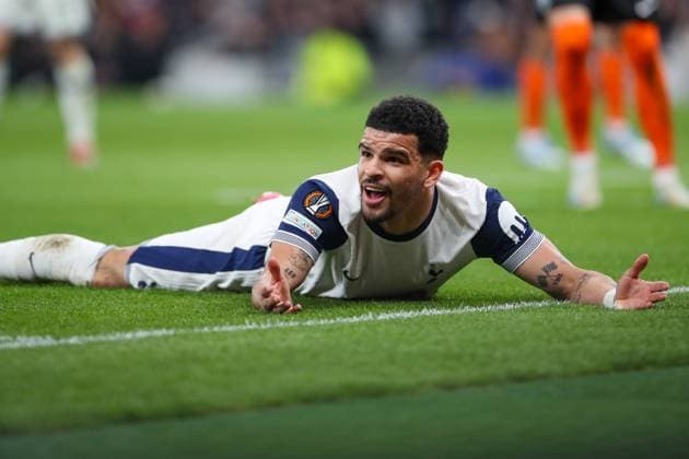 Dominic Solanke of Tottenham Hotspur on the floor looking at the linesman after being pushed Tottenham Hotspur v Eintracht Frankfurt, Football, UEFA Europa League, Tottenham Hotspur Stadium, London, UK - 10 04 2025 Editorial use only  Copyright: xAnthonyxHanc Shutterstockx 15247844di