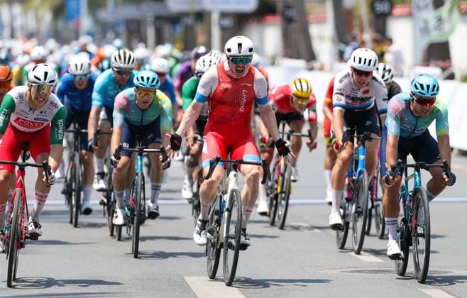 Sport Themen der Woche KW15 Sport Bilder des Tages (250411) -- SANYA, April 11, 2025 -- Alexander Salby (C) of Li Ning Star celebrates winning Stage 5 at the 16th Tour of Hainan cycling race from Dongfang to Sanya, south China s Hainan Province, April 11, 2025. ) (SP)CHINA-HAINAN-SANYA-CYCLING-TOUR OF HAINAN (CN) YangxGuanyu 