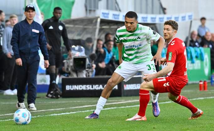 11 04 2025 Soccer Season 2024 2025 2 Soccer Bundesliga 29 Matchday SpVgg Greuther Fürth Kleeblatt 1 FC Köln FCK Sportfoto Zink xwoxzix DFL regulations prohibit any use of photographs as image sequences and or quasi video only for editorial use Maximilian Solomon Dietz 33, SpVgg Greuther Fürth Florian Kainz 11, FC Köln