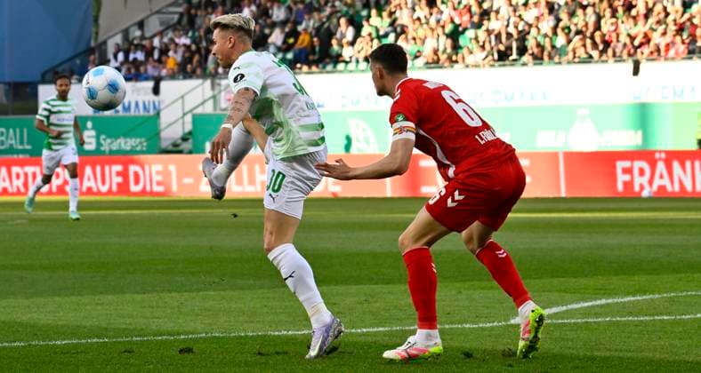 11 04 2025 Soccer Season 2024 2025 2 Soccer Bundesliga 29 Matchday SpVgg Greuther Fürth Kleeblatt 1 FC Köln FCK Sportfoto Zink xwoxzix DFL regulations prohibit any use of photographs as image sequences and or quasi video only for editorial use Felix Klaus 30, SpVgg Greuther Fürth Eric Martel 6, FC Köln