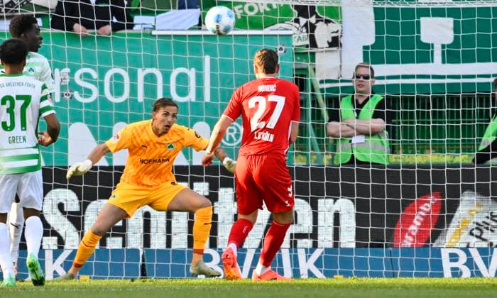 11 04 2025 Soccer Season 2024 2025 2 Soccer Bundesliga 29 Matchday SpVgg Greuther Fürth Kleeblatt 1 FC Köln FCK Sportfoto Zink xwoxzix DFL regulations prohibit any use of photographs as image sequences and or quasi video only for editorial use Nahuel Noll 44, SpVgg Greuther Fürth Imad Rondic 27, FC Köln Chance Torchance