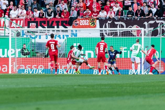 2 Soccer Bundesliga SpVgg Greuther Fürth 1 FC Köln 11 04 2025 Noel Futkeu SpVgg Greuther Fürth, 9 shoots the 1 0 2 Soccer Bundesliga, SpVgg Greuther Fürth 1 FC Köln, Fürth, Sportpark Ronhof Thomas Sommer on 11 04 2025 DFL REGULATIONS PROHIBIT ANY USE OF PHOTOGRAPHS AS IMAGE SEQUENCES AND OR QUASI VIDEO Copyright: xBEAUTIFULxSPORTS Wunderlx
