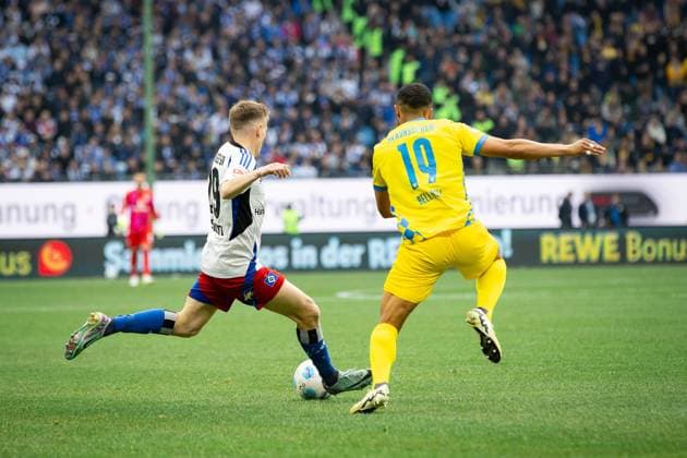Soccer I Men I Season 2024 2025 I 2 Bundesliga I 29 Matchday I Hamburger SV Eintracht Braunschweig I 11 04 2025 Emir Sahiti 29, Hamburger SV vs Leon Bell Bell 19, Eintracht Braunschweig Hamburg Volksparkstadion Hamburg Germany Copyright: xLobecax xHenningxRohlfsx