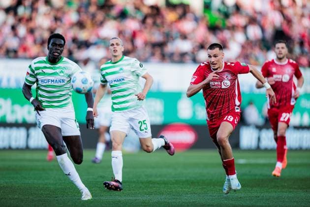 2 Soccer Bundesliga SpVgg Greuther Fürth 1 FC Köln 11 04 2025 Joshua Quarshie SpVgg Greuther Fürth, 15 and Tim Lemperle 1 FC Köln, 19 chase after the ball 2 Soccer Bundesliga, SpVgg Greuther Fürth 1 FC Köln, Fürth, Sportpark Ronhof Thomas Sommer on 11 04 2025 DFL REGULATIONS PROHIBIT ANY USE OF PHOTOGRAPHS AS IMAGE SEQUENCES AND OR QUASI VIDEO Copyright: xBEAUTIFULxSPORTS Wunderlx