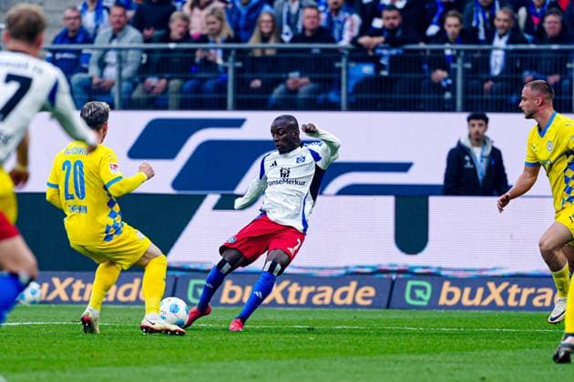 Goal kick Goal chance Jean Luc Dompe Hamburger SV, 07 GER, Hamburger SV vs Eintracht Braunschweig, Football, 2 Bundesliga, Matchday 29, Season 2024 2025, 11 04 2025 DFL REGULATIONS PROHIBIT ANY USE OF PHOTOGRAPHS AS IMAGE SEQUENCES AND OR QUASI VIDEO GER, Hamburger SV vs Eintracht Braunschweig, Football, 2 Bundesliga, Matchday 29, Season 2024 2025, 11 04 2025 Hamburg Copyright: xEibner-Pressefoto MarcelxvonxFehrnx EP_MFN