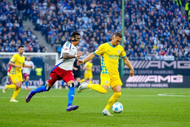 Davie Selke Hamburger SV, 27 , Robin Krausse Eintracht Braunschweig, 39 GER, Hamburger SV vs Eintracht Braunschweig, Football, 2 Bundesliga, Matchday 29, Season 2024 2025, 11 04 2025 DFL REGULATIONS PROHIBIT ANY USE OF PHOTOGRAPHS AS IMAGE SEQUENCES AND OR QUASI VIDEO GER, Hamburger SV vs Eintracht Braunschweig, Football, 2 Bundesliga, Matchday 29, Season 2024 2025, 11 04 2025 Hamburg Copyright: xEibner-Pressefoto MarcelxvonxFehrnx EP_MFN