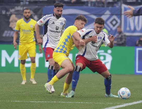 Max Marie Eintracht Braunschweig , William Mikelbrencis HSV Fussball, Herren, Saison 2024 2025, 2 BL, Volksparkstadion, Hamburger SV, HSV vs Eintracht Braunschweig DFL REGULATIONS PROHIBIT ANY USE OF PHOTOGRAPHS AS IMAGE SEQUENCES AND OR QUASI VIDEO
