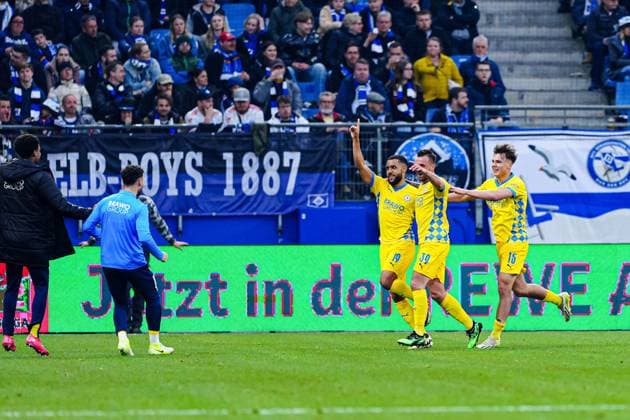 Goal celebration Eintracht Braunschweig after goal to 0 1 Leon Bell Bell Eintracht Braunschweig, 19 GER, Hamburger SV vs Eintracht Braunschweig, Football, 2 Bundesliga, Matchday 29, Season 2024 2025, 11 04 2025 DFL REGULATIONS PROHIBIT ANY USE OF PHOTOGRAPHS AS IMAGE SEQUENCES AND OR QUASI VIDEO GER, Hamburger SV vs Eintracht Braunschweig, Football, 2 Bundesliga, Matchday 29, Season 2024 2025, 11 04 2025 Hamburg Copyright: xEibner-Pressefoto MarcelxvonxFehrnx EP_MFN