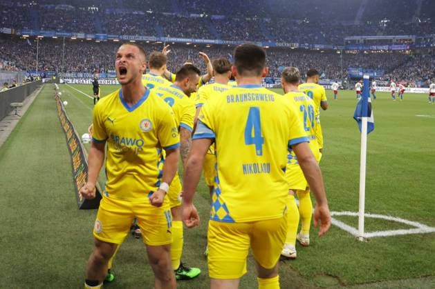 GER, xFSx , Hamburg, HSV , 2 Bundesliga , Football, DFL, Hamburger SV vs Eintracht Braunschweig , im Hamburger Volksparkstadion , 12 04 2025 , v l Eintracht Braunschweig celebrates the 2 0 DFL regulations prohibit any use of photographs as image sequences and or quasi video Copyright: HMBxMedia FernandoxSoares