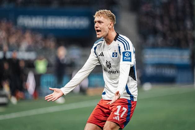 Soccer Men Season 2024 2025 2 Soccer Bundesliga 29 Matchday Hamburger SV vs Eintracht Braunschweig 11 04 2025 Adam Karabec 17, HSV complains is angry Hamburg Volksparkstadion Hamburg Germany