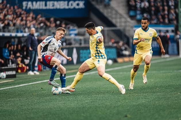 Soccer Men Season 2024 2025 2 Soccer Bundesliga 29 Matchday Hamburger SV vs Eintracht Braunschweig 11 04 2025 v l Emir Sahiti 29, HSV vs Jannis Nikolaou 4, Eintracht Braunschweig Hamburg Volksparkstadion Hamburg Germany