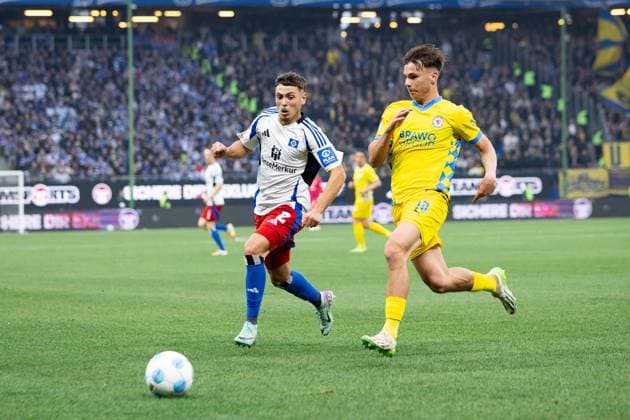 Soccer I Men I Season 2024 2025 I 2 Bundesliga I Matchday 29 I Hamburger SV Eintracht Braunschweig I 11 04 2025 William Mikelbrencis 2, Hamburger SV v Max Marie 15, Eintracht Braunschweig Hamburg Volksparkstadion Hamburg Germany Copyright: xLobecax xHenningxRohlfsx