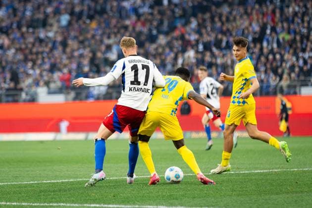 Soccer I Men I Season 2024 2025 I 2 Bundesliga I Matchday 29 I Hamburger SV Eintracht Braunschweig I 11 04 2025 Adam Karabec 17, Hamburger SV v Richmond Tachie 29, Eintracht Braunschweig Hamburg Volksparkstadion Hamburg Germany Copyright: xLobecax xHenningxRohlfsx