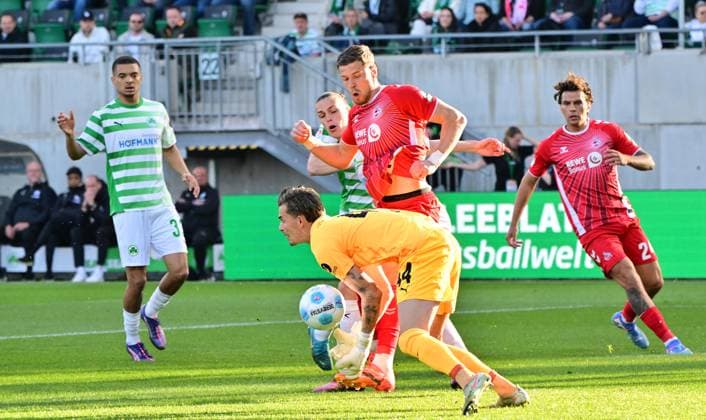 11 04 2025 Soccer Season 2024 2025 2 Soccer Bundesliga 29 Matchday SpVgg Greuther Fürth Kleeblatt 1 FC Köln FCK Sportfoto Zink MeZi xmexzix DFL regulations prohibit any use of photographs as image sequences and or quasi video only for editorial use Nahuel Noll 44, SpVgg Greuther Fürth vor Imad Rondic 27, FC Köln