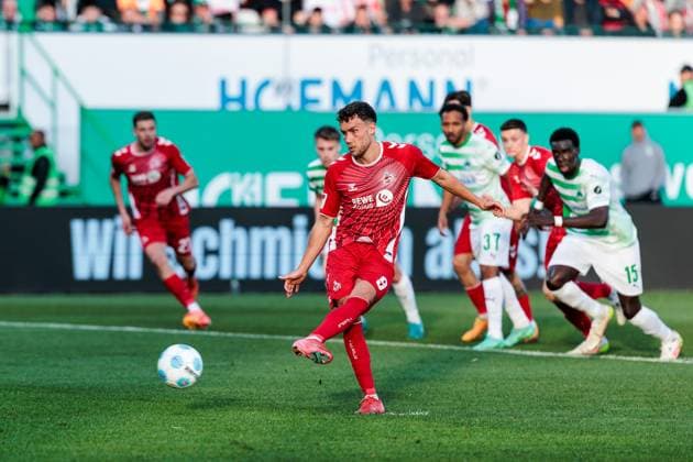 2 Soccer Bundesliga SpVgg Greuther Fürth 1 FC Köln 11 04 2025 Luca Waldschmidt 1 FC Köln, 9 shoots the penalty for 1 1, goal 2 Soccer Bundesliga, SpVgg Greuther Fürth 1 FC Köln, Fürth, Sportpark Ronhof Thomas Sommer on 11 04 2025 DFL REGULATIONS PROHIBIT ANY USE OF PHOTOGRAPHS AS IMAGE SEQUENCES AND OR QUASI VIDEO Copyright: xBEAUTIFULxSPORTS Wunderlx