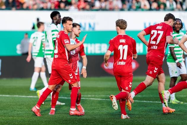 2 Soccer Bundesliga SpVgg Greuther Fürth 1 FC Köln 11 04 2025 Cheers for 1 1 by Luca Waldschmidt 1 FC Köln, 9 after penalty 2 Soccer Bundesliga, SpVgg Greuther Fürth 1 FC Köln, Fürth, Sportpark Ronhof Thomas Sommer on 11 04 2025 DFL REGULATIONS PROHIBIT ANY USE OF PHOTOGRAPHS AS IMAGE SEQUENCES AND OR QUASI VIDEO Copyright: xBEAUTIFULxSPORTS Wunderlx