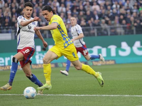 Daniel Elfadli HSV , Rayan Philippe Eintracht Braunschweig Football, Men, Season 2024 2025, 2 BL, Volksparkstadion, Hamburger SV, HSV vs Eintracht Braunschweig DFL REGULATIONS PROHIBIT ANY USE OF PHOTOGRAPHS AS IMAGE SEQUENCES AND OR QUASI VIDEO