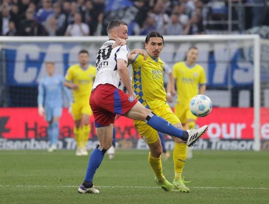 Silvan Hefti HSV , Rayan Philippe Eintracht Braunschweig Football, Men, Season 2024 2025, 2 BL, Volksparkstadion, Hamburger SV, HSV vs Eintracht Braunschweig DFL REGULATIONS PROHIBIT ANY USE OF PHOTOGRAPHS AS IMAGE SEQUENCES AND OR QUASI VIDEO