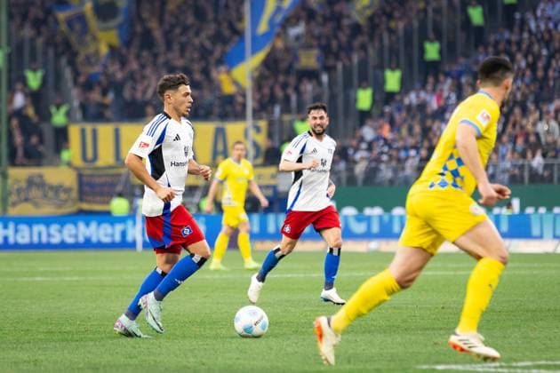 Soccer I Men I Season 2024 2025 I 2 Bundesliga I 29 Matchday I Hamburger SV Eintracht Braunschweig I 11 04 2025 William Mikelbrencis 2, Hamburger SV on the ball Hamburg Volksparkstadion Hamburg Germany Copyright: xLobecax xHenningxRohlfsx