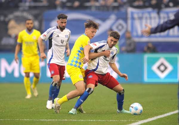 Photo Max MARIE Brauschweig vs William Mikelbrencis HSV Soccer 2 Bundesliga , on Fri 11 04 2025 Hamburger SV Eintracht Brauschweig