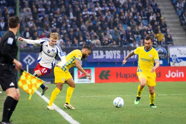 Soccer I Men I Season 2024 2025 I 2 Bundesliga I Matchday 29 I Hamburger SV Eintracht Braunschweig I 11 04 2025 Adam Karabec 17, Hamburger SV v Leon Bell Bell 19, Eintracht Braunschweig Hamburg Volksparkstadion Hamburg Germany Copyright: xLobecax xHenningxRohlfsx
