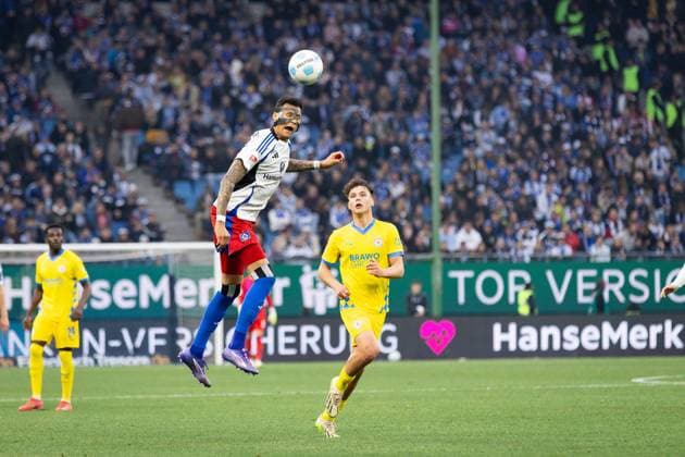 Soccer I Men I Season 2024 2025 I 2 Bundesliga I Matchday 29 I Hamburger SV Eintracht Braunschweig I 11 04 2025 Davie Selke 27, Hamburger SV goes for the header Hamburg Volksparkstadion Hamburg Germany Copyright: xLobecax xHenningxRohlfsx