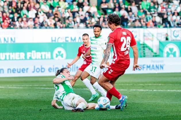 2 Soccer Bundesliga SpVgg Greuther Fürth 1 FC Köln 11 04 2025 Duel Noah Loosli SpVgg Greuther Fürth, 25 , Julian Pauli 1 FC Köln, 24 Penalty foul 2 Soccer Bundesliga, SpVgg Greuther Fürth 1 FC Köln, Fürth, Sportpark Ronhof Thomas Sommer on 11 04 2025 DFL REGULATIONS PROHIBIT ANY USE OF PHOTOGRAPHS AS IMAGE SEQUENCES AND OR QUASI VIDEO Copyright: xBEAUTIFULxSPORTS Wunderlx