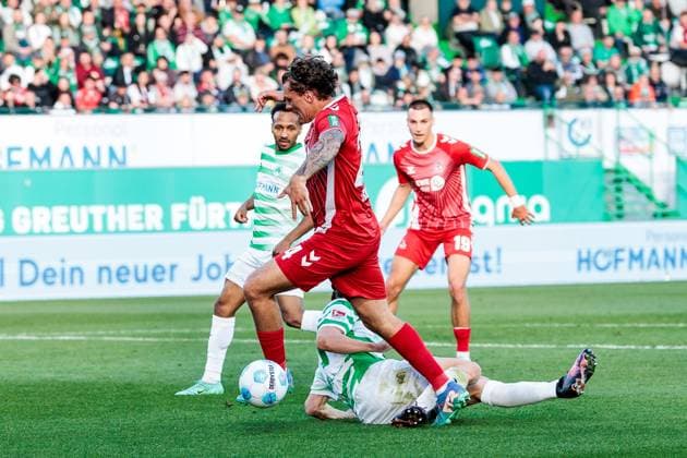 2 Soccer Bundesliga SpVgg Greuther Fürth 1 FC Köln 11 04 2025 Duel Noah Loosli SpVgg Greuther Fürth, 25 , Julian Pauli 1 FC Köln, 24 Penalty foul 2 Soccer Bundesliga, SpVgg Greuther Fürth 1 FC Köln, Fürth, Sportpark Ronhof Thomas Sommer on 11 04 2025 DFL REGULATIONS PROHIBIT ANY USE OF PHOTOGRAPHS AS IMAGE SEQUENCES AND OR QUASI VIDEO Copyright: xBEAUTIFULxSPORTS Wunderlx