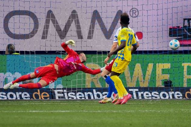 0 1 Heuer Fernandes Daniel HSV Germany , Hamburg , Volksparkstadion , Football , 2 Bundesliga , Hamburger SV Eintracht Braunschweig