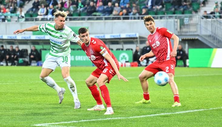 11 04 2025 Soccer season 2024 2025 2 Soccer Bundesliga 29 Matchday SpVgg Greuther Fürth Kleeblatt 1 FC Köln FCK Sportfoto Zink xwoxzix DFL regulations prohibit any use of photographs as image sequences and or quasi video only for editorial use Felix Klaus 30, SpVgg Greuther Fürth Eric Martel 6, FC Köln Joel Schmied 2, FC Köln Chance Torchance