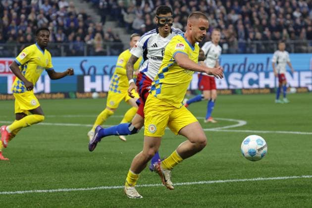 GER, xFSx , Hamburg, HSV , 2 Bundesliga , Soccer, DFL, Hamburger SV vs Eintracht Braunschweig , im Hamburger Volksparkstadion , 12 04 2025 , v l Davie Selke ,Hamburger SV ,27 , Marvin Rittmueller Eintracht Braunschweig ,18 DFL regulations prohibit any use of photographs as image sequences and or quasi video Copyright: HMBxMedia FernandoxSoares