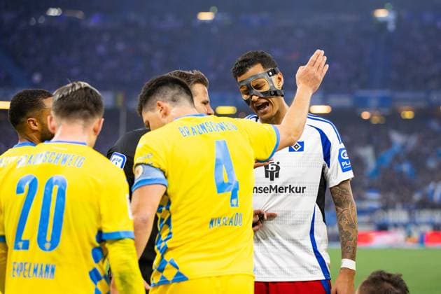 Soccer I Men I Season 2024 2025 I 2 Bundesliga I 29 Matchday I Hamburger SV Eintracht Braunschweig I 11 04 2025 Davie Selke 27, Hamburger SV discusses with Dr. Felix Brych Referee Hamburg Volksparkstadion Hamburg Germany Copyright: xLobecax xHenningxRohlfsx