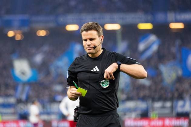 Soccer I Men I Season 2024 2025 I 2 Bundesliga I 29 Matchday I Hamburger SV Eintracht Braunschweig I 11 04 2025 Dr Felix Brych Referee in Focus Hamburg Volksparkstadion Hamburg Germany Copyright: xLobecax xHenningxRohlfsx