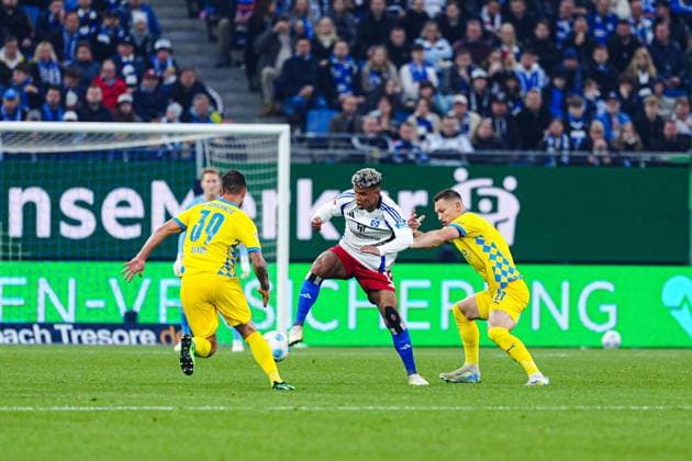 Robin Krausse Eintracht Braunschweig, 39 , Ransford Yeboah Koenigsdoerffer Hamburger SV, 11 , Sven Koehler Eintracht Braunschweig, 27 GER, Hamburger SV vs Eintracht Braunschweig, Football, 2 Bundesliga, Matchday 29, Season 2024 2025, 11 04 2025 DFL REGULATES PROHIBIT ANY USE OF PHOTOGRAPHS AS IMAGE SEQUENCES AND OR QUASI VIDEO GER, Hamburger SV vs Eintracht Braunschweig, Football, 2 Bundesliga, Matchday 29, Season 2024 2025, 11 04 2025 Hamburg Copyright: xEibner-Pressefoto MarcelxvonxFehrnx EP_MFN