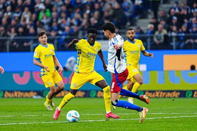 Richmond Tachie Eintracht Braunschweig, 29 , Daniel Elfadli Hamburger SV, 08 GER, Hamburger SV vs Eintracht Braunschweig, Football, 2 Bundesliga, Matchday 29, Season 2024 2025, 11 04 2025 DFL REGULATIONS PROHIBIT ANY USE OF PHOTOGRAPHS AS IMAGE SEQUENCES AND OR QUASI VIDEO GER, Hamburger SV vs Eintracht Braunschweig, Football, 2 Bundesliga, Matchday 29, Season 2024 2025, 11 04 2025 Hamburg Copyright: xEibner-Pressefoto MarcelxvonxFehrnx EP_MFN