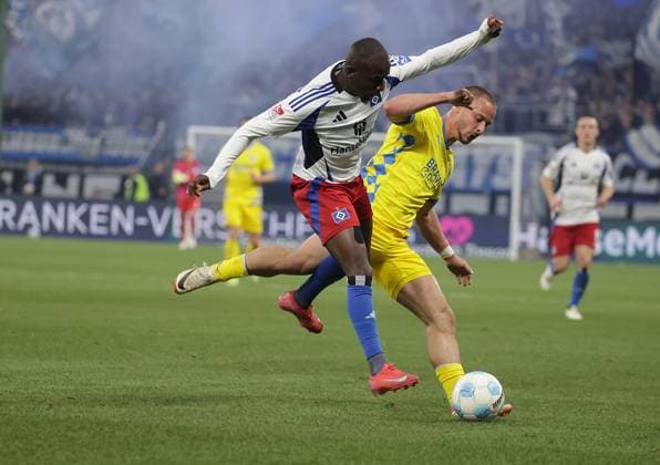 Jean Luc Domp HSV , Marvin Rittmueller Eintracht Braunschweig Football, Men, Season 2024 2025, 2 BL, Volksparkstadion, Hamburger SV, HSV vs Eintracht Braunschweig DFL REGULATIONS PROHIBIT ANY USE OF PHOTOGRAPHS AS IMAGE SEQUENCES AND OR QUASI VIDEO