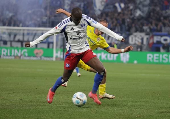 Jean Luc Domp HSV , Marvin Rittmueller Eintracht Braunschweig Football, Men, Season 2024 2025, 2 BL, Volksparkstadion, Hamburger SV, HSV vs Eintracht Braunschweig DFL REGULATIONS PROHIBIT ANY USE OF PHOTOGRAPHS AS IMAGE SEQUENCES AND OR QUASI VIDEO