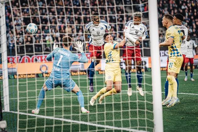 Soccer Men Season 2024 2025 2 Soccer Bundesliga 29 Matchday Hamburger SV vs Eintracht Braunschweig 11 04 2025 Header Goal by Davie Selke 27, HSV to 1 2 Hamburg Volksparkstadion Hamburg Germany